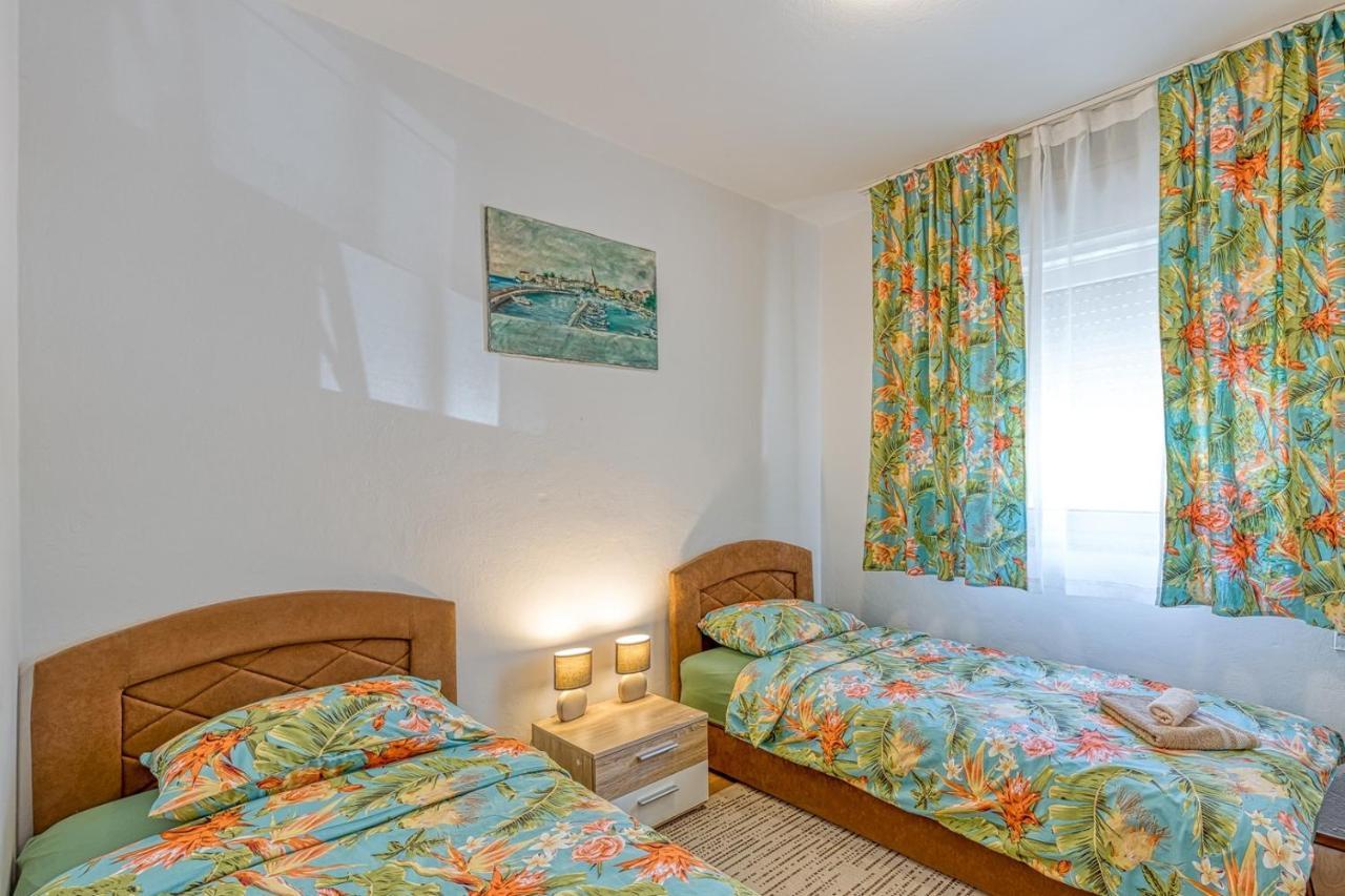 Apartment Gaby With Balcony Poreč Exterior foto
